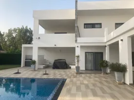 Magnifique villa à louer derrière le terrain de basket de la Somone
Composée de 5 grandes chambres climatisées , une salle de bain pour la chambre principale
et 4 salles d'eau pour les autres chambres,, un bureau, un salon- séjour, une cuisine fermée et équipée,
un cellier, une grande terrasse couverte et aménagée, un pool housse , double abri voiture ,
joli jardin arboré, puits et réserve d'eau