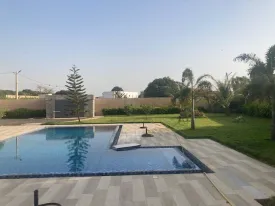 Magnifique villa à louer derrière le terrain de basket de la Somone
Composée de 5 grandes chambres climatisées , une salle de bain pour la chambre principale
et 4 salles d'eau pour les autres chambres,, un bureau, un salon- séjour, une cuisine fermée et équipée,
un cellier, une grande terrasse couverte et aménagée, un pool housse , double abri voiture ,
joli jardin arboré, puits et réserve d'eau