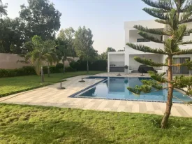 Magnifique villa à louer derrière le terrain de basket de la Somone
Composée de 5 grandes chambres climatisées , une salle de bain pour la chambre principale
et 4 salles d'eau pour les autres chambres,, un bureau, un salon- séjour, une cuisine fermée et équipée,
un cellier, une grande terrasse couverte et aménagée, un pool housse , double abri voiture ,
joli jardin arboré, puits et réserve d'eau