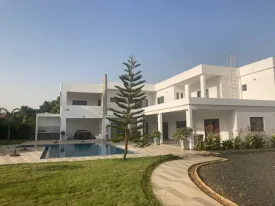 Magnifique villa à louer derrière le terrain de basket de la Somone
Composée de 5 grandes chambres climatisées , une salle de bain pour la chambre principale
et 4 salles d'eau pour les autres chambres,, un bureau, un salon- séjour, une cuisine fermée et équipée,
un cellier, une grande terrasse couverte et aménagée, un pool housse , double abri voiture ,
joli jardin arboré, puits et réserve d'eau