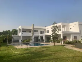 Magnifique villa à louer derrière le terrain de basket de la Somone
Composée de 5 grandes chambres climatisées , une salle de bain pour la chambre principale
et 4 salles d'eau pour les autres chambres,, un bureau, un salon- séjour, une cuisine fermée et équipée,
un cellier, une grande terrasse couverte et aménagée, un pool housse , double abri voiture ,
joli jardin arboré, puits et réserve d'eau