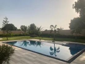 Magnifique villa à louer derrière le terrain de basket de la Somone
Composée de 5 grandes chambres climatisées , une salle de bain pour la chambre principale
et 4 salles d'eau pour les autres chambres,, un bureau, un salon- séjour, une cuisine fermée et équipée,
un cellier, une grande terrasse couverte et aménagée, un pool housse , double abri voiture ,
joli jardin arboré, puits et réserve d'eau
