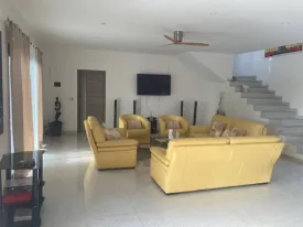 Magnifique villa à louer derrière le terrain de basket de la Somone
Composée de 5 grandes chambres climatisées , une salle de bain pour la chambre principale
et 4 salles d'eau pour les autres chambres,, un bureau, un salon- séjour, une cuisine fermée et équipée,
un cellier, une grande terrasse couverte et aménagée, un pool housse , double abri voiture ,
joli jardin arboré, puits et réserve d'eau