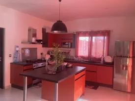 Magnifique villa à louer derrière le terrain de basket de la Somone
Composée de 5 grandes chambres climatisées , une salle de bain pour la chambre principale
et 4 salles d'eau pour les autres chambres,, un bureau, un salon- séjour, une cuisine fermée et équipée,
un cellier, une grande terrasse couverte et aménagée, un pool housse , double abri voiture ,
joli jardin arboré, puits et réserve d'eau