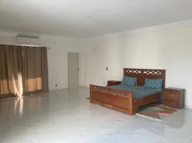 Magnifique villa à louer derrière le terrain de basket de la Somone
Composée de 5 grandes chambres climatisées , une salle de bain pour la chambre principale
et 4 salles d'eau pour les autres chambres,, un bureau, un salon- séjour, une cuisine fermée et équipée,
un cellier, une grande terrasse couverte et aménagée, un pool housse , double abri voiture ,
joli jardin arboré, puits et réserve d'eau