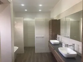 Magnifique villa à louer derrière le terrain de basket de la Somone
Composée de 5 grandes chambres climatisées , une salle de bain pour la chambre principale
et 4 salles d'eau pour les autres chambres,, un bureau, un salon- séjour, une cuisine fermée et équipée,
un cellier, une grande terrasse couverte et aménagée, un pool housse , double abri voiture ,
joli jardin arboré, puits et réserve d'eau