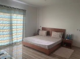 Magnifique villa à louer derrière le terrain de basket de la Somone
Composée de 5 grandes chambres climatisées , une salle de bain pour la chambre principale
et 4 salles d'eau pour les autres chambres,, un bureau, un salon- séjour, une cuisine fermée et équipée,
un cellier, une grande terrasse couverte et aménagée, un pool housse , double abri voiture ,
joli jardin arboré, puits et réserve d'eau