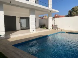 Villa neuve et spacieuse avec piscine privée à louer à la Somone Kanda