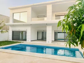 Villa neuve et spacieuse avec piscine privée à louer à la Somone Kanda