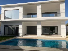 Villa neuve et spacieuse avec piscine privée à louer à la Somone Kanda