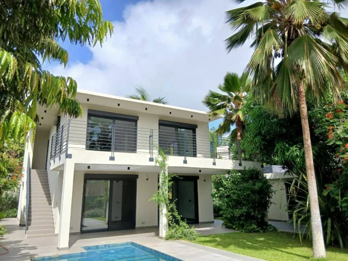 Villa d'architecte non meublée, 4 chambres, 4 salles de bain, déalement située, quartier calme