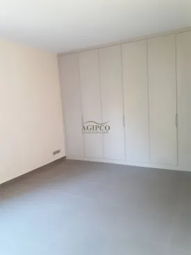 Villa d'architecte non meublée, 4 chambres, 4 salles de bain, déalement située, quartier calme