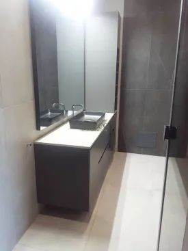 Villa d'architecte non meublée, 4 chambres, 4 salles de bain, déalement située, quartier calme