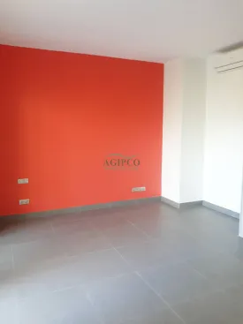 Villa d'architecte non meublée, 4 chambres, 4 salles de bain, déalement située, quartier calme