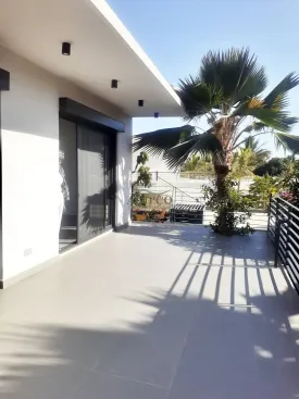 Villa d'architecte non meublée, 4 chambres, 4 salles de bain, déalement située, quartier calme