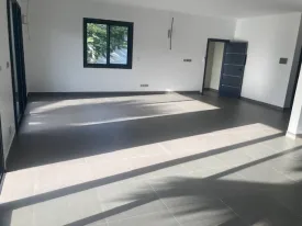 Villa d'architecte non meublée, 4 chambres, 4 salles de bain, déalement située, quartier calme
