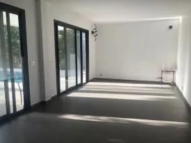 Villa d'architecte non meublée, 4 chambres, 4 salles de bain, déalement située, quartier calme