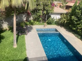 Villa d'architecte non meublée, 4 chambres, 4 salles de bain, déalement située, quartier calme