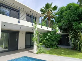 Villa d'architecte non meublée, 4 chambres, 4 salles de bain, déalement située, quartier calme