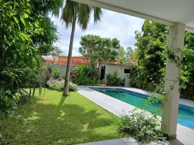 Villa d'architecte non meublée, 4 chambres, 4 salles de bain, déalement située, quartier calme