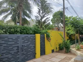 Villa d'architecte non meublée, 4 chambres, 4 salles de bain, déalement située, quartier calme