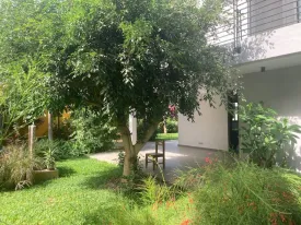 Villa d'architecte non meublée, 4 chambres, 4 salles de bain, déalement située, quartier calme