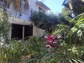Villa d'architecte non meublée, 4 chambres, 4 salles de bain, déalement située, quartier calme