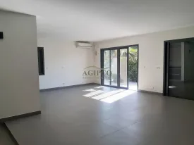 Villa d'architecte non meublée, 4 chambres, 4 salles de bain, déalement située, quartier calme