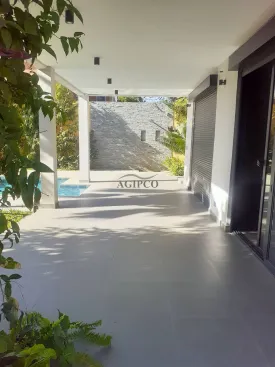 Villa d'architecte non meublée, 4 chambres, 4 salles de bain, déalement située, quartier calme