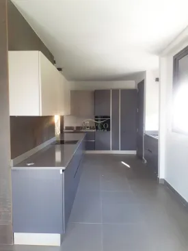 Villa d'architecte non meublée, 4 chambres, 4 salles de bain, déalement située, quartier calme