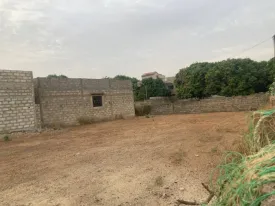 Terrain idéalement situé dans une zone en pleine expansion
A proximité des commerces, et services
3 voies d'accès
Electricité au pieds du terrain
Terrain entièrement clôturé
Emplacement parfait pour projet de construction ou investissement