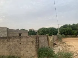 Terrain idéalement situé dans une zone en pleine expansion
A proximité des commerces, et services
3 voies d'accès
Electricité au pieds du terrain
Terrain entièrement clôturé
Emplacement parfait pour projet de construction ou investissement