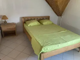 Villa meublée située dans une résidence avec piscine commune à 5 minute de la villa composée de 2 chambres et une mézzanine 2 salle d’eau, toilette visiteur , stationnement véhicule , salon, salle à manger, cuisine ouverte et un jardin