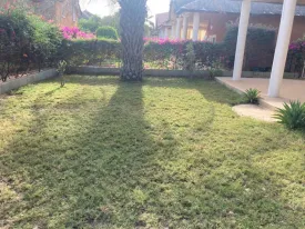 Villa meublée située dans une résidence avec piscine commune à 5 minute de la villa composée de 2 chambres et une mézzanine 2 salle d’eau, toilette visiteur , stationnement véhicule , salon, salle à manger, cuisine ouverte et un jardin