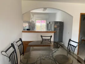 Villa meublée située dans une résidence avec piscine commune à 5 minute de la villa composée de 2 chambres et une mézzanine 2 salle d’eau, toilette visiteur , stationnement véhicule , salon, salle à manger, cuisine ouverte et un jardin