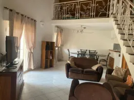 Villa meublée située dans une résidence avec piscine commune à 5 minute de la villa composée de 2 chambres et une mézzanine 2 salle d’eau, toilette visiteur , stationnement véhicule , salon, salle à manger, cuisine ouverte et un jardin
