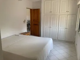 Villa meublée située dans une résidence avec piscine commune à 5 minute de la villa composée de 2 chambres et une mézzanine 2 salle d’eau, toilette visiteur , stationnement véhicule , salon, salle à manger, cuisine ouverte et un jardin