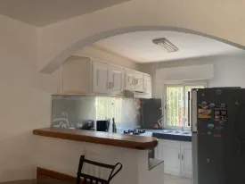 Villa meublée située dans une résidence avec piscine commune à 5 minute de la villa composée de 2 chambres et une mézzanine 2 salle d’eau, toilette visiteur , stationnement véhicule , salon, salle à manger, cuisine ouverte et un jardin