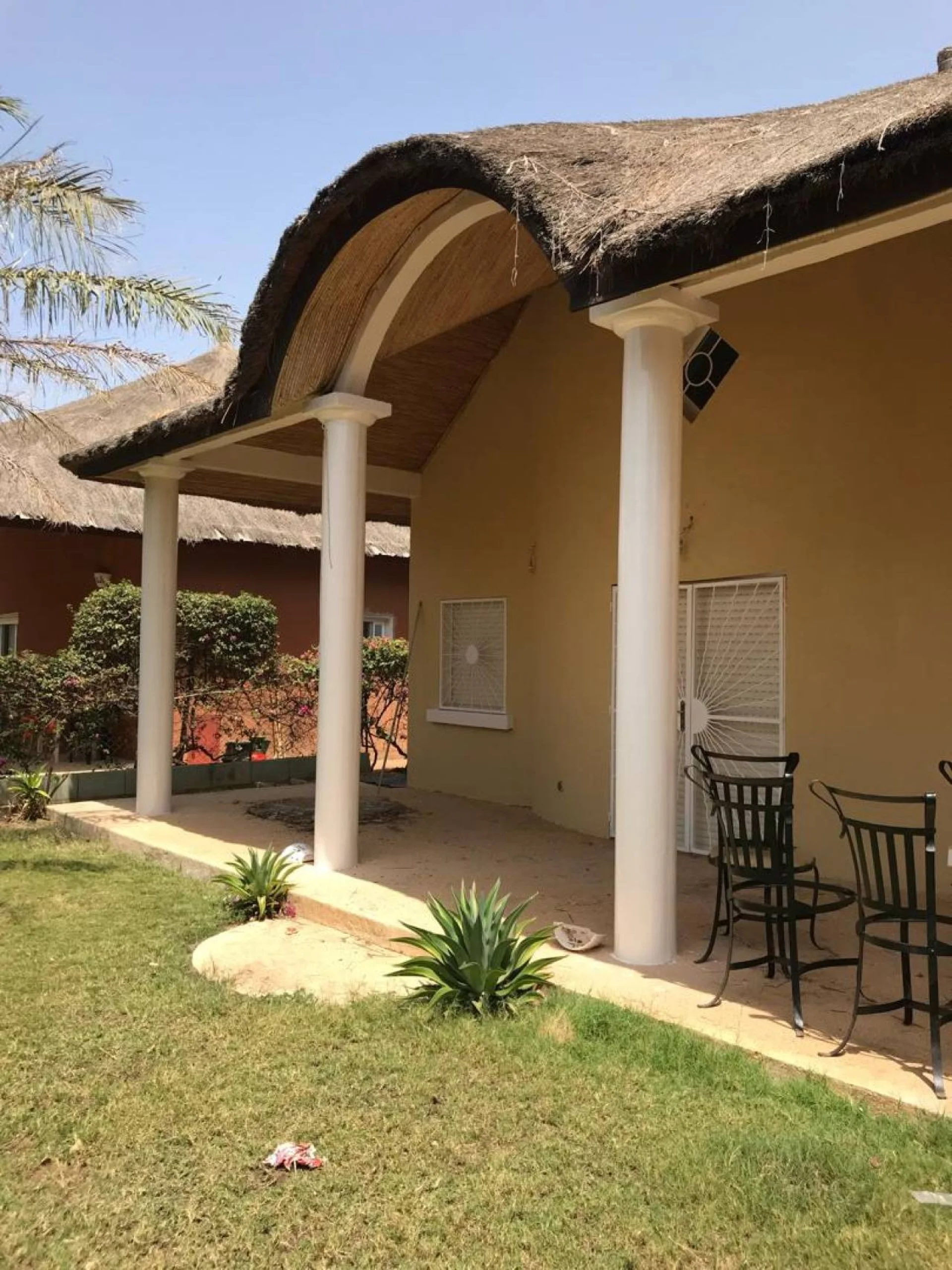 Villa meublée située dans une résidence avec piscine commune à 5 minute de la villa composée  de 2 chambres et une mézzanine  2 salle d’eau, toilette  visiteur , stationnement véhicule , salon, salle à manger, cuisine ouverte et un jardin