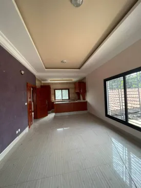 Le Studio F2 : 1 Chambre + 1 Salon avec Cuisine américaine + 1 Toilette et une grande Terrasse disponible au 1er étage se situe sur la route de Ngaparou