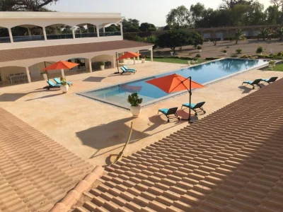 Magnifique villa en forme de U entièrement meublée et climatisée à Gandigal
