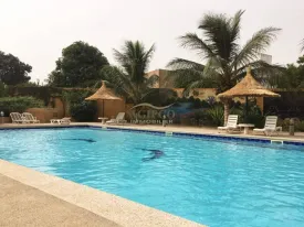 RESIDENCE TENNIS ,villa avec piscine privée, centre ville de saly , près de toutes les commodités , 2 chambres climatisées, 2 salles de bain , 1 chambre pour enfant , salon, cuisine équipée , terrasse aménagée, piscine privée, et piscine commune dans la Résidence