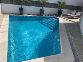 RESIDENCE TENNIS ,villa avec piscine privée, centre ville de saly , près de toutes les commodités , 2 chambres climatisées, 2 salles de bain , 1 chambre pour enfant , salon, cuisine équipée , terrasse aménagée, piscine privée, et piscine commune dans la Résidence