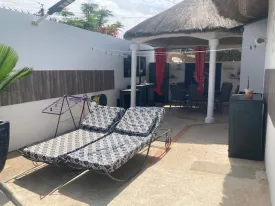 RESIDENCE TENNIS ,villa avec piscine privée, centre ville de saly , près de toutes les commodités , 2 chambres climatisées, 2 salles de bain , 1 chambre pour enfant , salon, cuisine équipée , terrasse aménagée, piscine privée, et piscine commune dans la Résidence