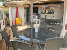 RESIDENCE TENNIS ,villa avec piscine privée, centre ville de saly , près de toutes les commodités , 2 chambres climatisées, 2 salles de bain , 1 chambre pour enfant , salon, cuisine équipée , terrasse aménagée, piscine privée, et piscine commune dans la Résidence