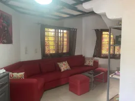RESIDENCE TENNIS ,villa avec piscine privée, centre ville de saly , près de toutes les commodités , 2 chambres climatisées, 2 salles de bain , 1 chambre pour enfant , salon, cuisine équipée , terrasse aménagée, piscine privée, et piscine commune dans la Résidence