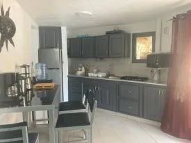 RESIDENCE TENNIS ,villa avec piscine privée, centre ville de saly , près de toutes les commodités , 2 chambres climatisées, 2 salles de bain , 1 chambre pour enfant , salon, cuisine équipée , terrasse aménagée, piscine privée, et piscine commune dans la Résidence