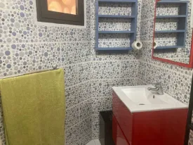 RESIDENCE TENNIS ,villa avec piscine privée, centre ville de saly , près de toutes les commodités , 2 chambres climatisées, 2 salles de bain , 1 chambre pour enfant , salon, cuisine équipée , terrasse aménagée, piscine privée, et piscine commune dans la Résidence
