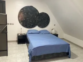 RESIDENCE TENNIS ,villa avec piscine privée, centre ville de saly , près de toutes les commodités , 2 chambres climatisées, 2 salles de bain , 1 chambre pour enfant , salon, cuisine équipée , terrasse aménagée, piscine privée, et piscine commune dans la Résidence