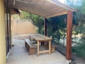 Villa idéalement située en plein centre ville de Saly,
au sein d'une résidence calme et sécurisée avec piscine commune
Elle se compose d'1 chambre avec salle de bain privative, un salon,
cuisine fonctionnelle , une terrasse, réserve d'eau, un lave linge